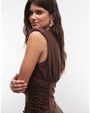 ASOS Top Con Fruncido En La Cintura, Cuello Halter Y Hombreras En-Marrón