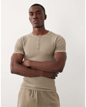4505 Naadloos Geribbeld Muscle Fit Trainingsshirt Met Henley-Hals - Bruin