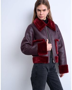 TOPSHOP – cropped-jacke aus kunstleder mit rotem teddyfell-kontrast