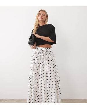 JDY Petite Falda Larga Blanca Plisada Con Estampado De Lunares De - Blanco