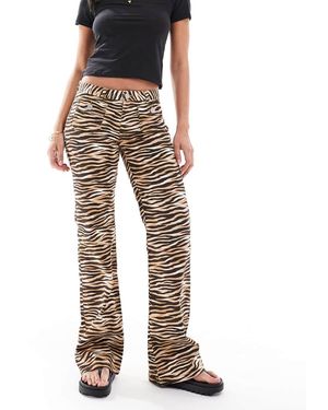 Monki Pantaloni Dritti Con Stampa Maculata E Tasche Sul Davanti - Marrone