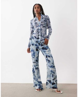GOOD AMERICAN Pantalones Azules De Corte Acampanado Con Estampado Floral Y Cintura De Pico De Chifón (Parte De Un Conjunto)
