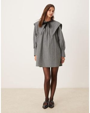 Glamorous Aangerimpelde Geruite Mini-Jurk Met Dramatische Kraag En Strik - Grijs