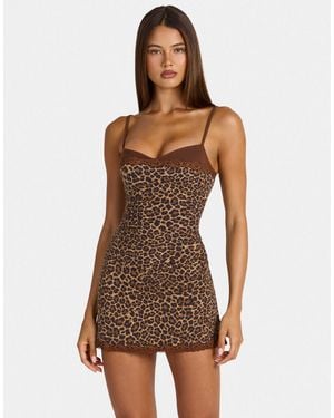 Oh Polly Modal-cami-minikleid mit spitzenbesatz und cut-outs im leopardenmuster - Braun