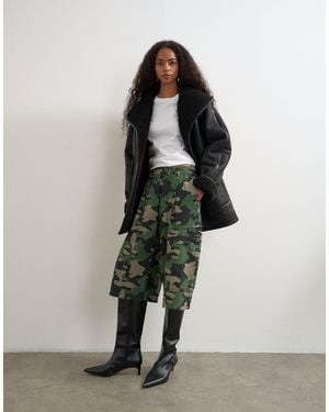 TOPSHOP Short cargo long en camouflage - Blanc