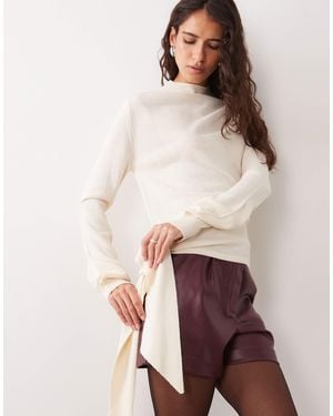 ASOS Strickoberteil mit bindebändern an der seite und stehkragen - Braun