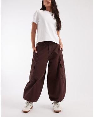 Miss Selfridge Pantalon cargo ample et baggy - chocolat - Blanc