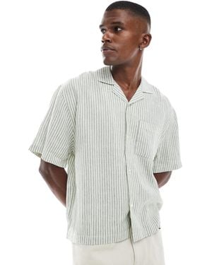 Cotton On Cotton on – kurzärmliges, kastiges leinenhemd mit meerschaumgrünen streifen - Weiß