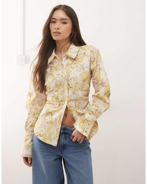 Monki – hemd mit geraffter taille und blumenmuster - Natur