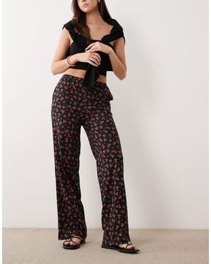 Threadbare Pantalones Negros Sin Cierres Con Estampado Floral Rojo Y Cordón Ajustable De Punto Liso De