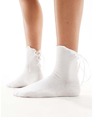 ASOS Calcetines Tobilleros Blancos Con Detalle De Lazada En La Parte Trasera De