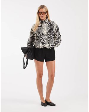 ASOS Chaqueta De Chándal Extragrande Con Estampado De Y Bajo Abullonado-Blanco - Negro