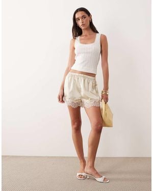 ASOS Pantalones Cortos De Satén Con Ribete De Encaje-Blanco - Neutro