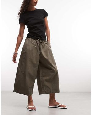 Weekday Pantaloni Taglio Corto Oversize Color Tortora Scuro Con Coulisse - Marrone