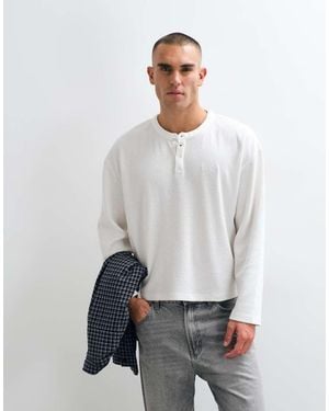 CERNUCCI Long Sleeve Waffle Henley T-Shirt With Embroidery Detail - Grey