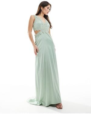 TFNC London L'invitée - robe longue en satin avec détail festonné en dentelle - sauge - Vert