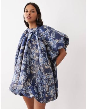 Sister Jane Aquilla jacquard-kleid mit hohem kragen, puffärmeln und bubble-saum - Blau