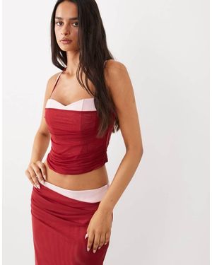 Tiger Mist Caline Top Van Co-Ord Met Bandjes, Peekaboo, Gerimpeld Mesh-Overlaag En Korset - Rood