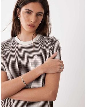 Jdy Camiseta A Rayas Marrones Con Estampado De Corazón - Gris
