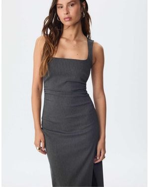 Stradivarius – gestreiftes midikleid - Grau