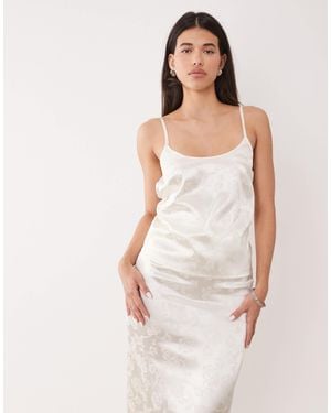 The Frolic Exclusive Satin Floral Jacquard Scoop Neck Cami Top - White