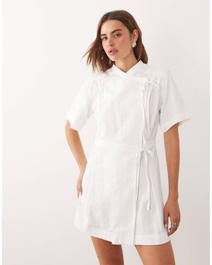 Ghospell – kurzärmliges wickel-minikleid aus jacquard - Weiß