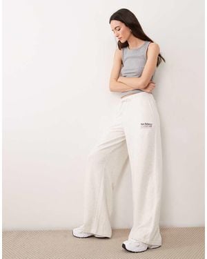 New Balance Trackside French Terry Pant - Natural