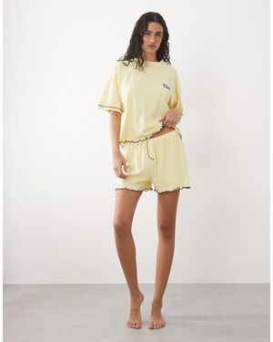 ASOS Pijama Amarillo De Pantalones Cortos Y Camiseta De Manga Corta Con Texto "Ciao" Bordado Y Bordes Ondulados - Neutro