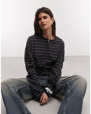 Weekday Langarm-henley-oberteil mit taillierter taille - Schwarz