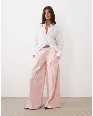 ASOS Pantalon large à enfiler avec pli devant en tissu technique - Rose