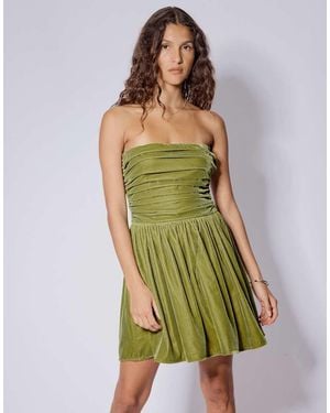 Nobody's Child Vestido Corto Con Escote Palabra De Honor Y Detalle Fruncido De Terciopelo Felicity De - Verde