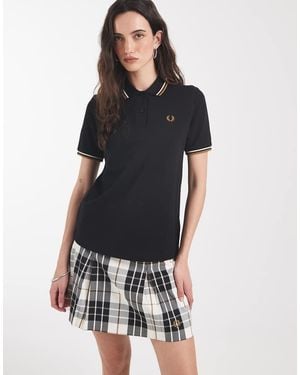 Fred Perry Polo Negro Con Ribetes Color Caramelo