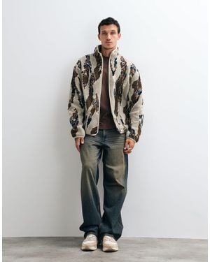 ASOS Polaire borg zippée coupe relaxed à imprimé camouflage marron - Blanc