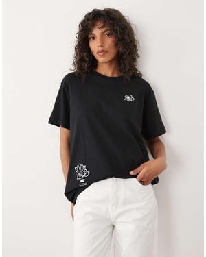 Nike Classic Boyfriend Fit T-Shirt With Graphic Back Print - Black