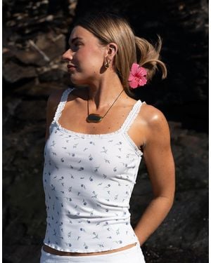 Daisy Street X molly mcfarlane – geripptes camisole-oberteil mit blümchenmuster, riemchenträgern und spitzenborte - Schwarz