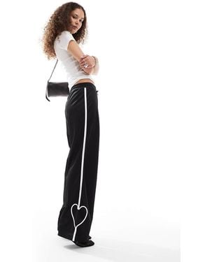 Monki Pantaloni Sportivi Dritti Neri Con Righe Bianche E Cuori - Bianco