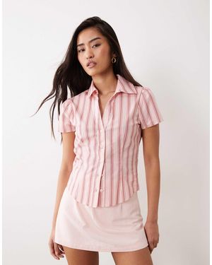 Miss Selfridge – kurzärmliges, tailliertes hemd - Pink