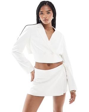 Stradivarius Blazer Corto Aperto Sul Retro - Bianco