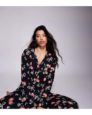 Kaiia Top De Pijama Corto Abotonado Con Estampado De Lazos Y Fresas Mix & Match Exclusivo De (Parte De Un Conjunto) - Negro