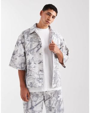 ASOS – jeanshemd mit military-muster, kombiteil - Weiß