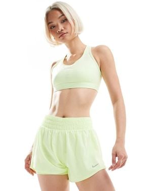 Nike Pantalones Cortos De 3" Verde Lima Con Diseño 2 En 1 De Talle Medio Dri-Fit De Nike One Training