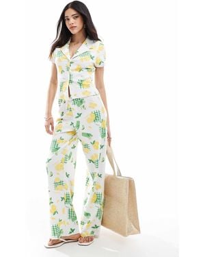 ASOS Pantalon d'ensemble large style caleçon en tissu gaufré - imprimé citronnade - Blanc