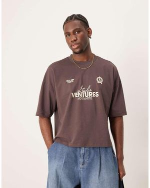 ASOS T-Shirt Squadrata Oversize Con Spalle Scese E Stampa - Marrone
