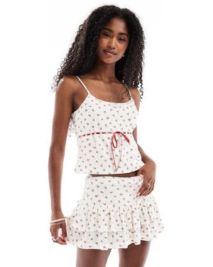 Daisy Street Top A Canottiera Traforato Color Crema Con Fiorellini Rossi, Nastro Passante E Dettagli - Bianco