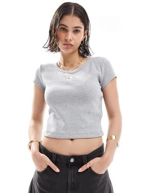 Calvin Klein – geripptes, knapp geschnittenes t-shirt - Grau