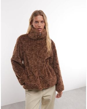 Monki Taillierte jacke aus kunstpelz-fleece - Braun