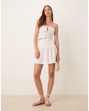 esmé studios Minifalda Playera Blanca Fruncida De Bordado Inglés Exclusiva De - Neutro