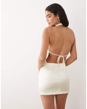 Aria Cove Vestido Corto Con Cuello Alto Y Falda Entallada De Satén-Blanco