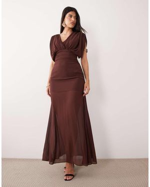 TFNC London Chiffon Jurk Met Aangerimpelde Taille, Doorschijnend En Lange Achterkant - Bruin