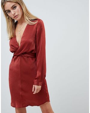 PrettyLittleThing – Rostrotes Kleid aus Satin - Braun